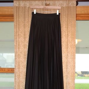 Accordian style long high waist skirt